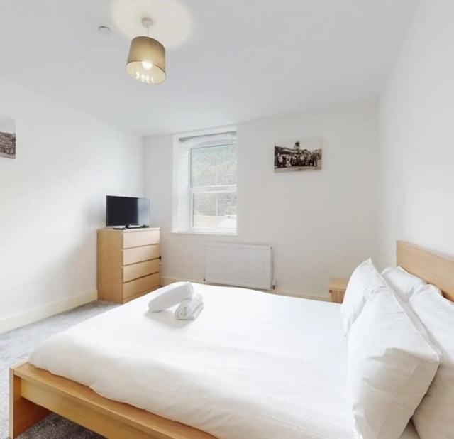 Spacious Two Bedroom Apartment With Valley Views Abertillery Kültér fotó