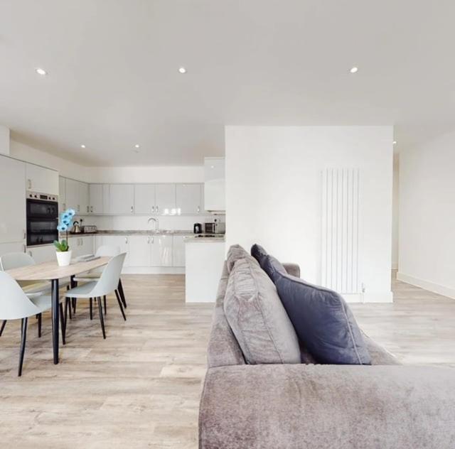 Spacious Two Bedroom Apartment With Valley Views Abertillery Kültér fotó